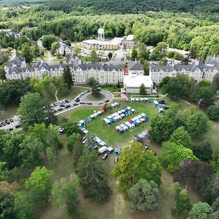 Condo On State Hospital Grounds! 特拉弗斯城 外观 照片