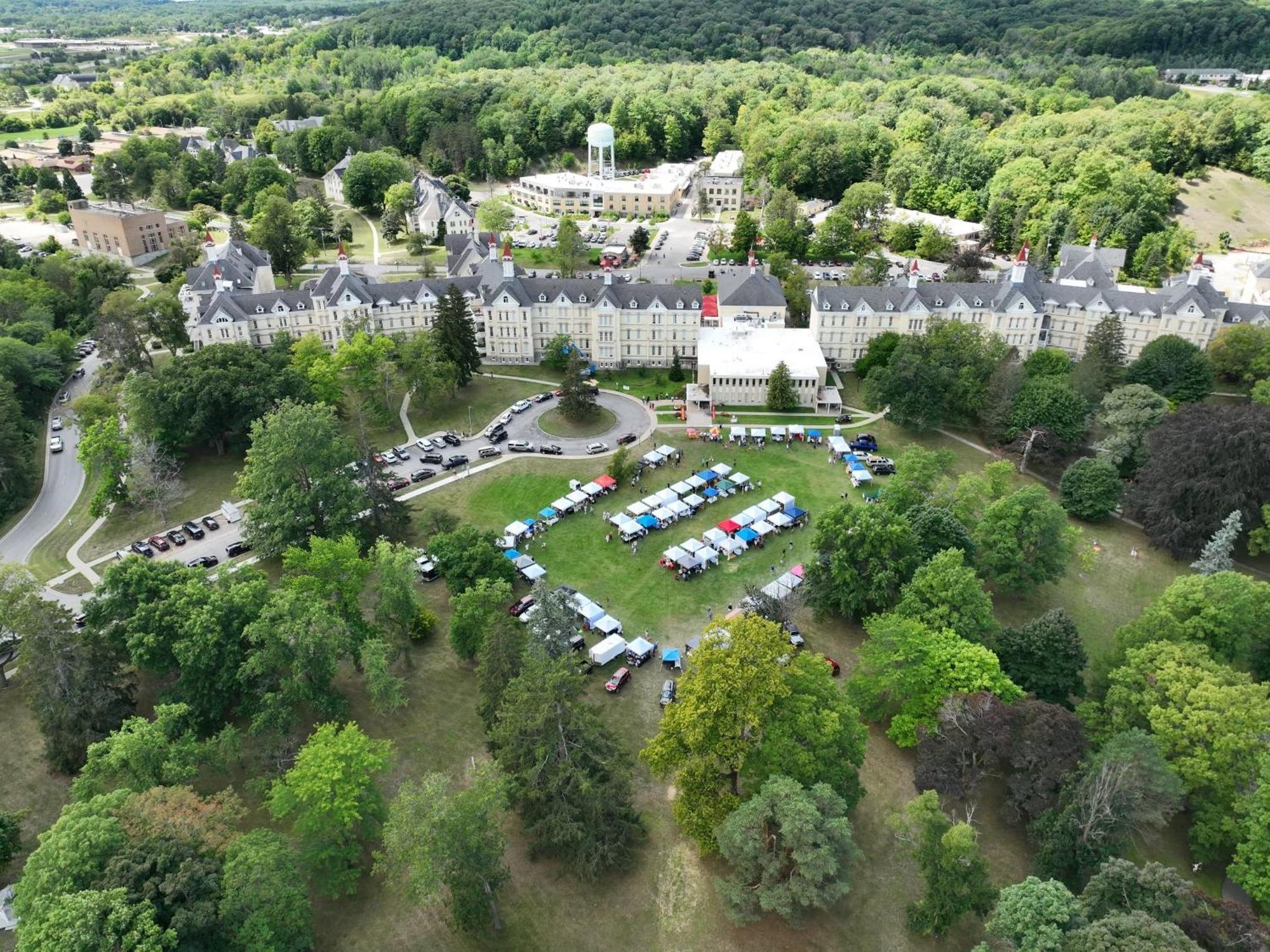 Condo On State Hospital Grounds! 特拉弗斯城 外观 照片